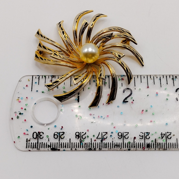 Vintage Unsigned Damascene Swirl with Faux Pearl Brooch/Pin - Picture 4 of 4